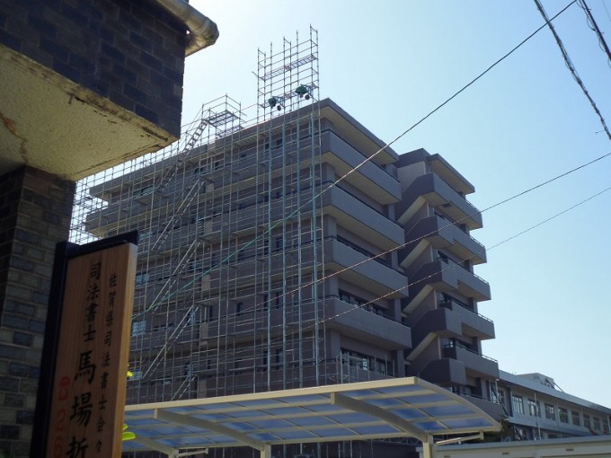 深刻な人手不足･･･。７階建てマンションを１日あたり３名で工事しています。