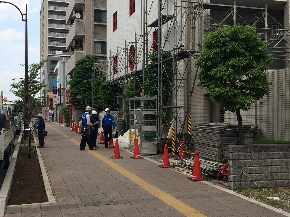 歩道に面したマンションの改修工事にご利用いただきます