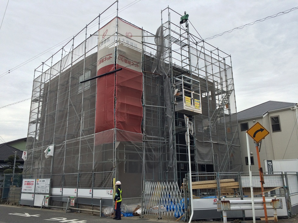 ３階建てのアパート新築現場での荷揚げ用として猿鳶太助Ⅱ型を設置していただきました